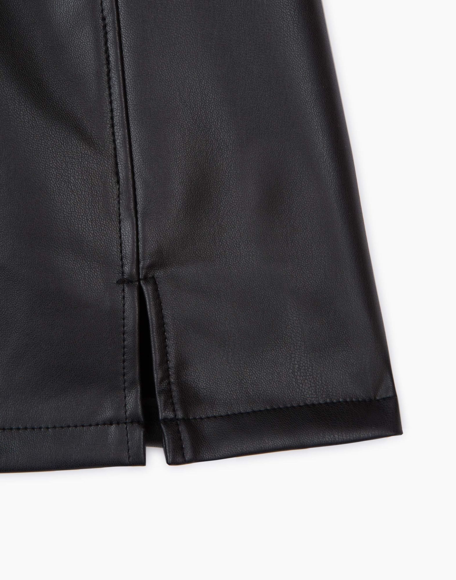 Черная юбка-трапеция из экокожи с разрезами для девочки-3